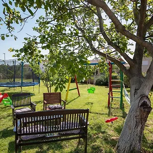 Dadic With Parking & Playground Apartman